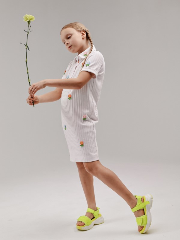 Платье Поло Белое из Рубчика с Разноцветным Декором из Цветов