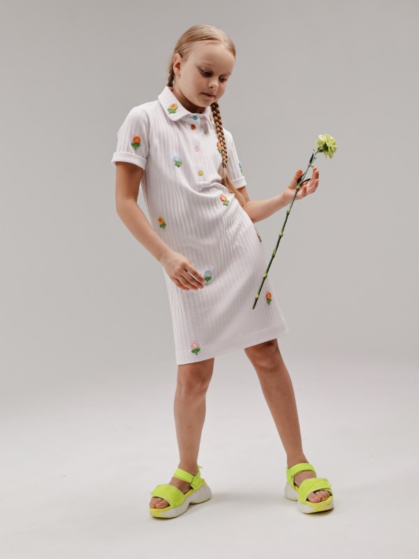 Платье Поло Белое из Рубчика с Разноцветным Декором из Цветов