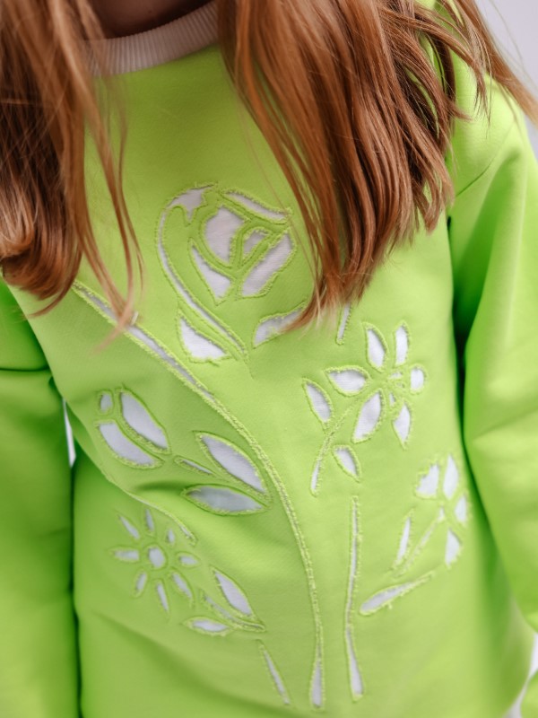 Свитшот Салатово-Зеленый с Цветочной Аппликацией в Необычной Технике