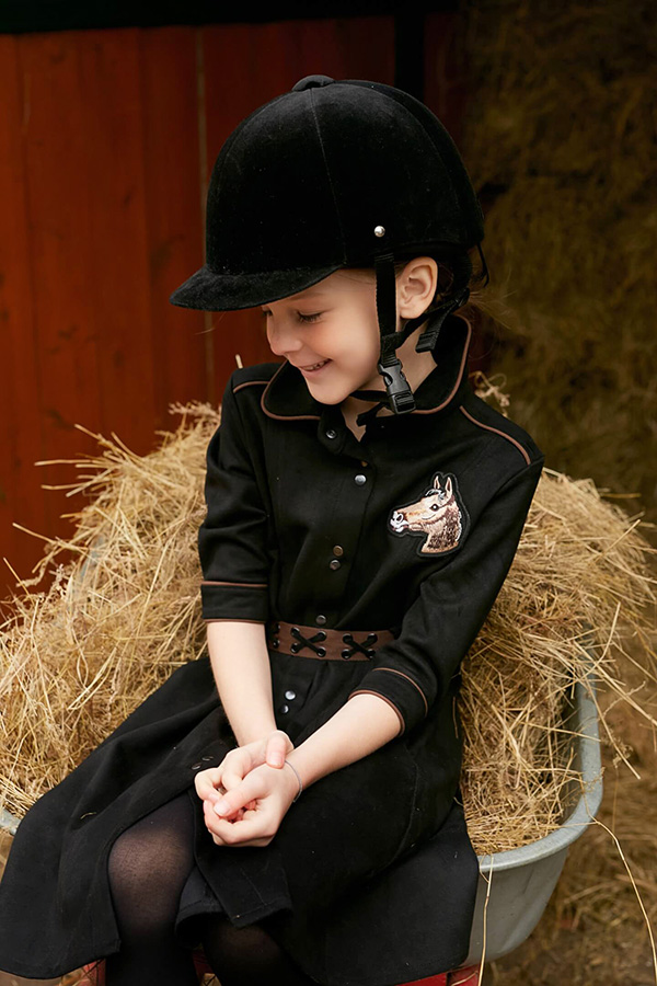 с окантовкой и нашивкой "Лошадка"