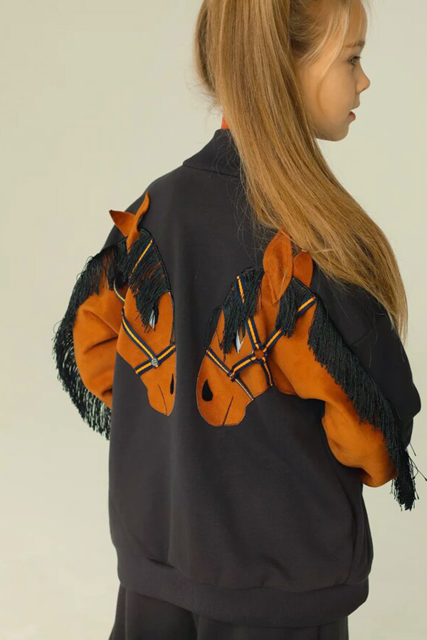 Графитово-коричневый детский бомбер для девочки с аппликацией "Лошадка" на спине