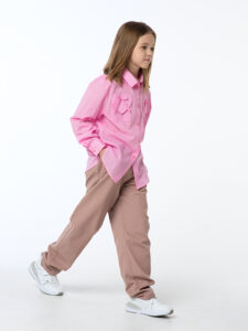 Бежево-розовые детские джинсы-бананы с карманами-сердечками