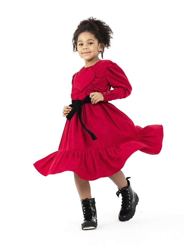 Нарядное красное детское платье с драпировкой и объемной аппликацией "Сердце" на груди