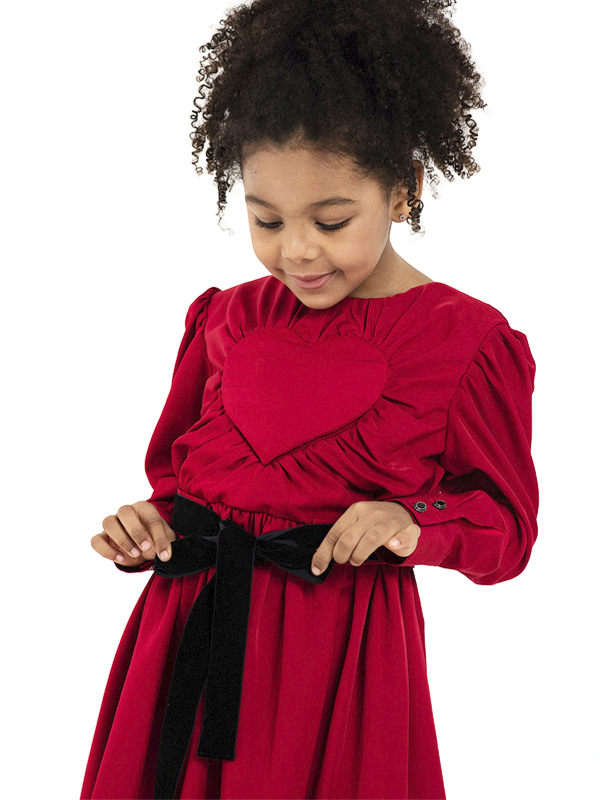 Нарядное красное детское платье с драпировкой и объемной аппликацией "Сердце" на груди