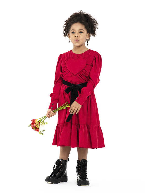 Нарядное красное детское платье с драпировкой и объемной аппликацией "Сердце" на груди
