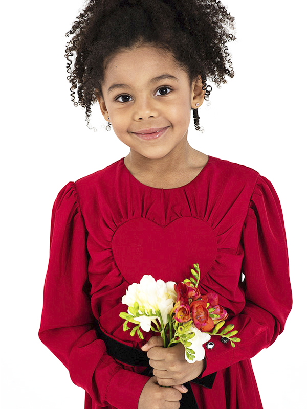 Нарядное красное детское платье с драпировкой и объемной аппликацией "Сердце" на груди