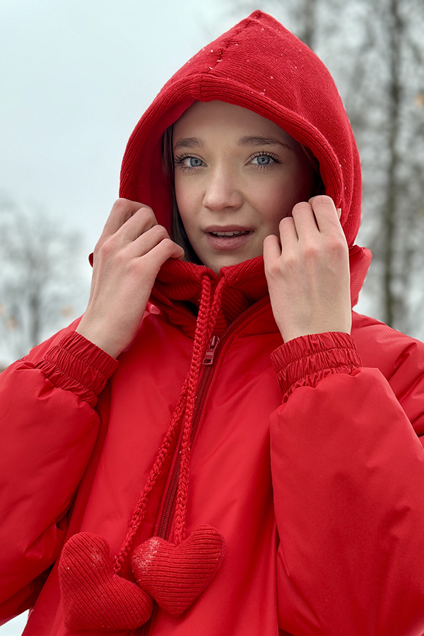 Красная шапка-капор "Hearts Alive" с сердечками