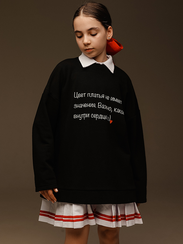 Черный детский свитшот "Ведьмина служба доставки" с принтом-цитатой