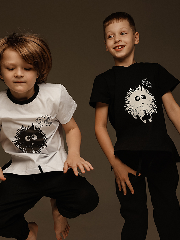 Белая детская футболка с принтом "Чернушка"