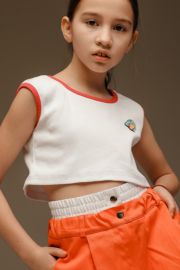 Белый топ в рубчик с цветными окантовками