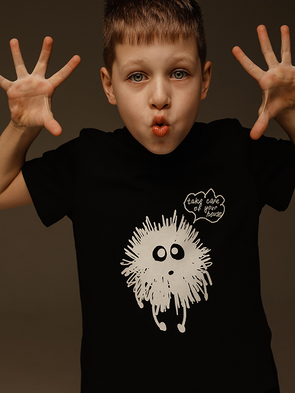 Черная детская футболка с принтом "Чернушка"