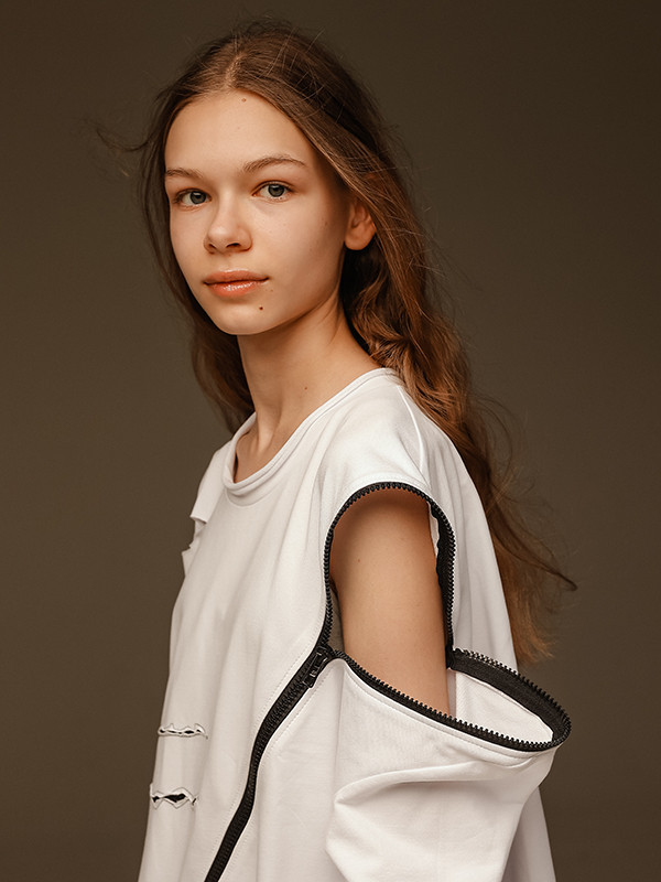 Объемная белая футболка-трансформер униекс с молнией