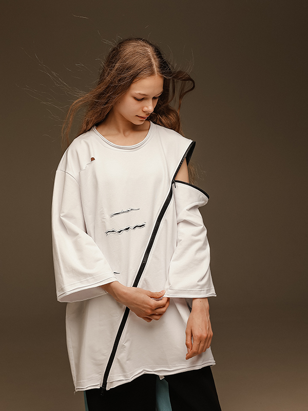 Объемная белая футболка-трансформер униекс с молнией