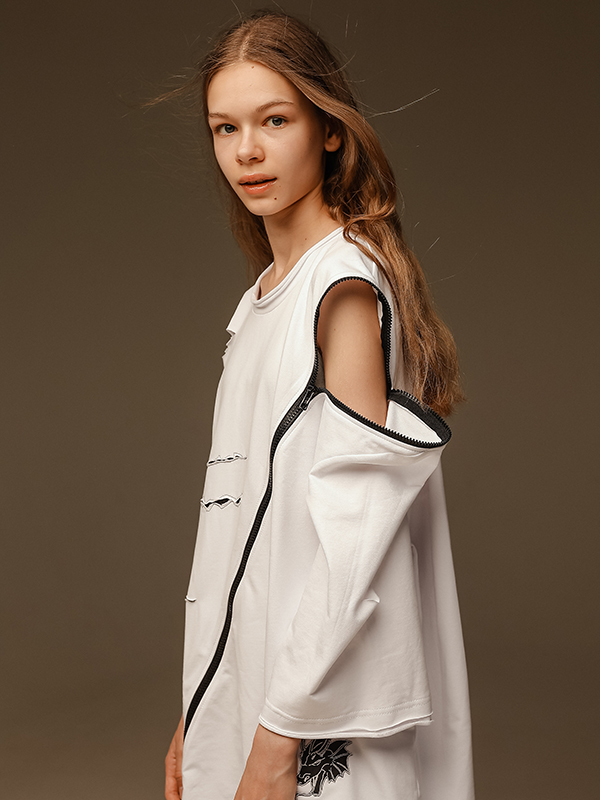 Объемная белая футболка-трансформер униекс с молнией