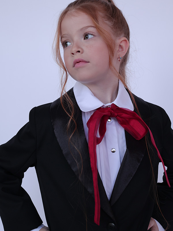 Детский праздничный костюм-смокинг с атласными лацканами на девочку
