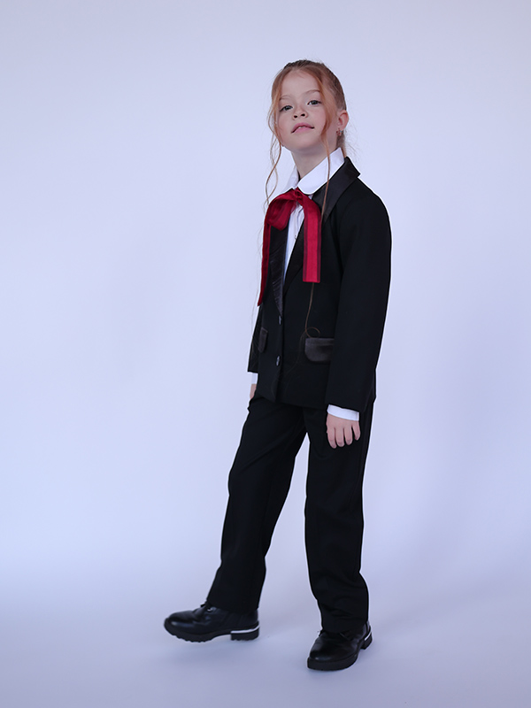 Детский праздничный костюм-смокинг с атласными лацканами на девочку