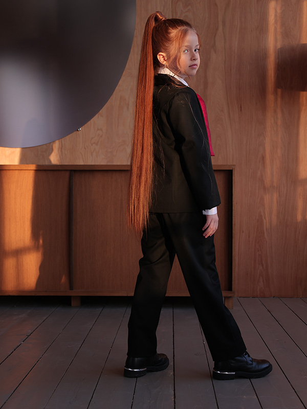 Детский праздничный костюм-смокинг с атласными лацканами на девочку