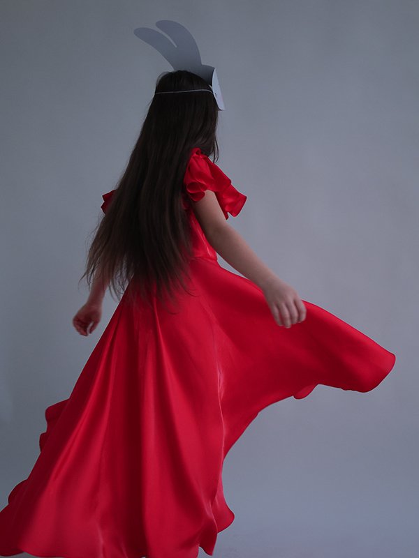 Красное нарядное детское со шлейфом и декором на плечах