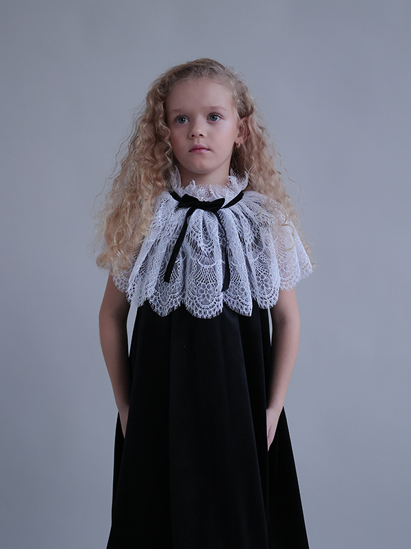 Платье из черного бархата с кружевной пелериной