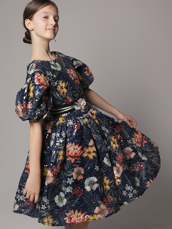 Нарядное синее детское платье из пайеточной ткани с цветочным принтом