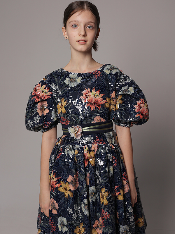 Нарядное синее детское платье из пайеточной ткани с цветочным принтом