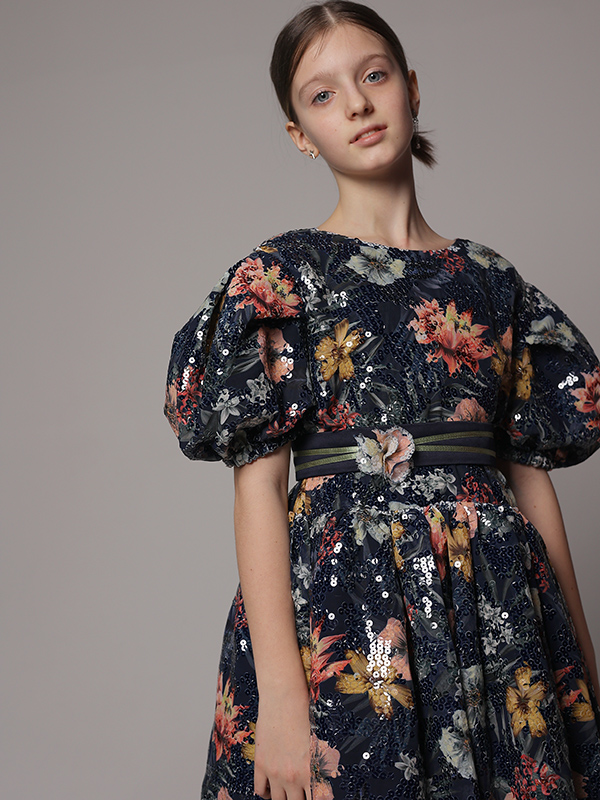 Нарядное синее детское платье из пайеточной ткани с цветочным принтом