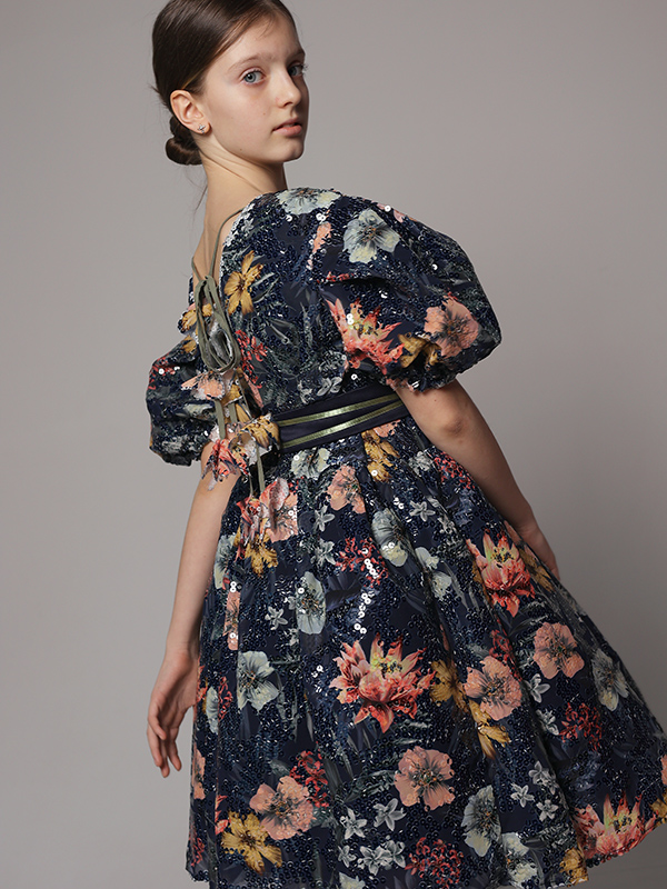 Нарядное синее детское платье из пайеточной ткани с цветочным принтом