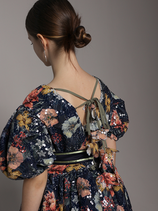 Нарядное синее детское платье из пайеточной ткани с цветочным принтом