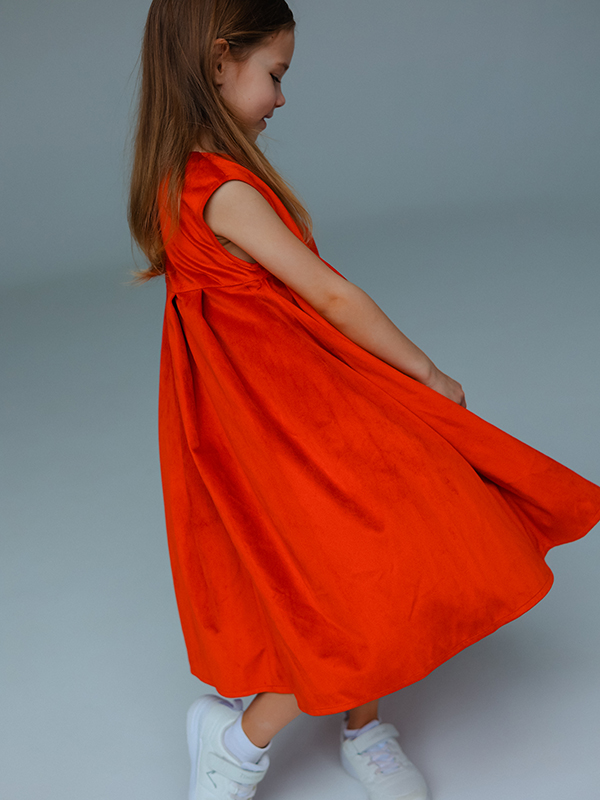 Нарядное детское платье из красного бархата со складками