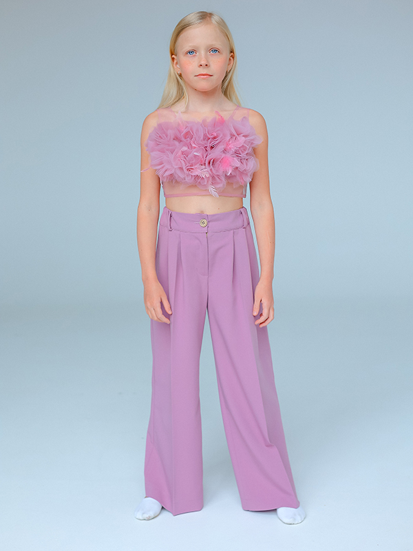 Комплект: пудрово-розовые брюки палаццо и кроп-топ с объемными цветами