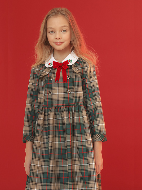 Нарядное детское платье в зеленую клетку с белым воротником и красным бантом