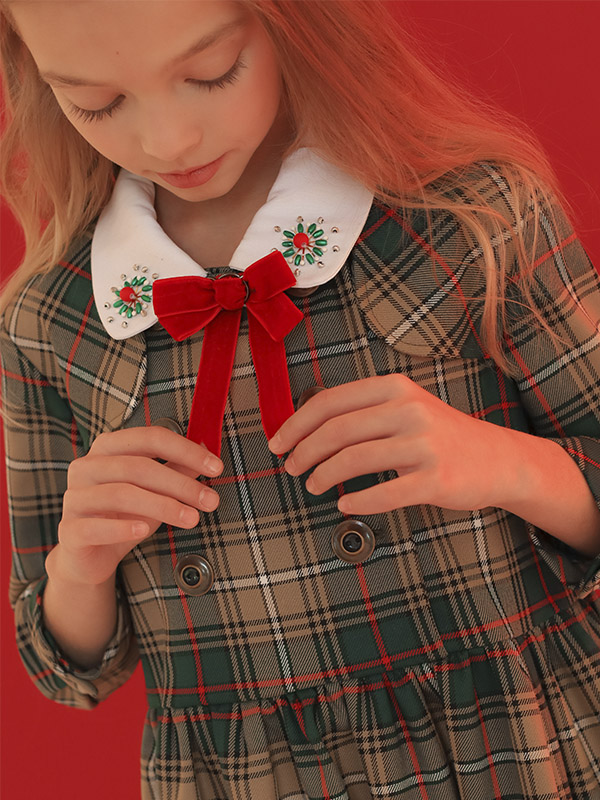 Нарядное детское платье в зеленую клетку с белым воротником и красным бантом