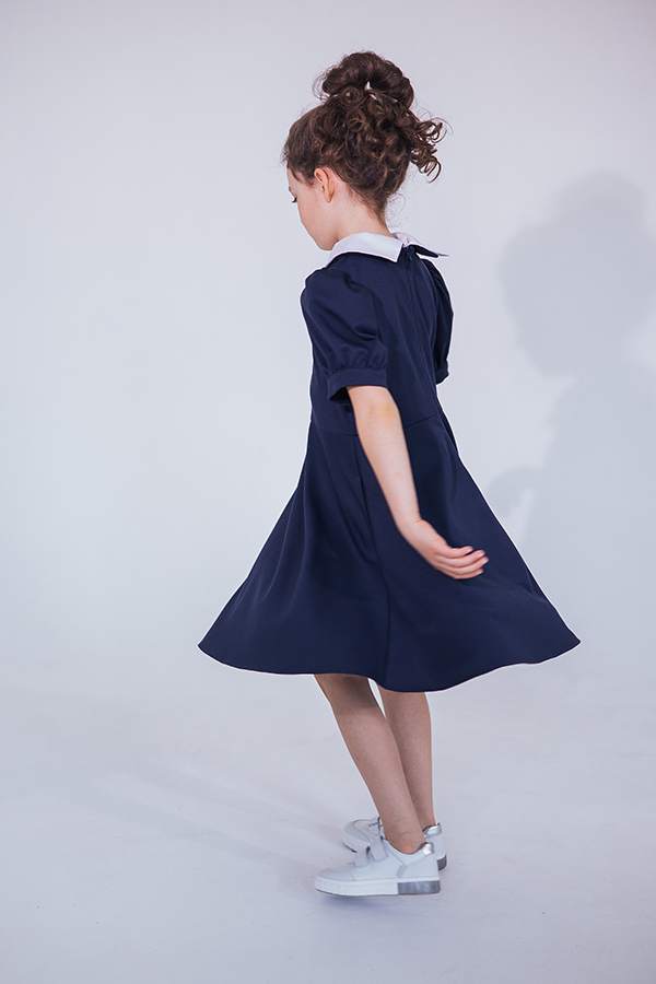 Синее школьное платье с расклешенной юбкой