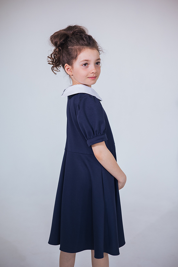 Синее школьное платье с расклешенной юбкой