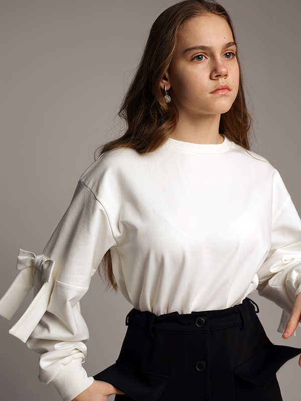 Бело-молочный лонгслив для девочки с бантами на рукавах