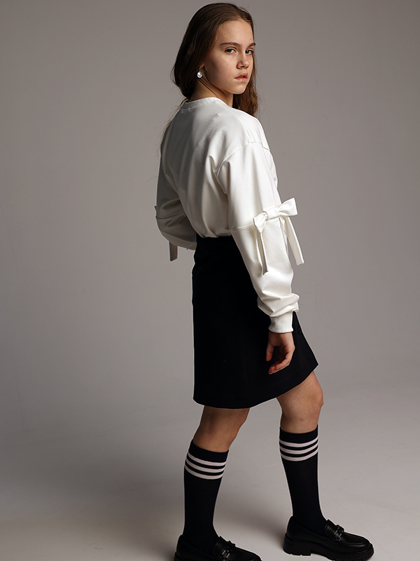 Бело-молочный лонгслив для девочки с бантами на рукавах