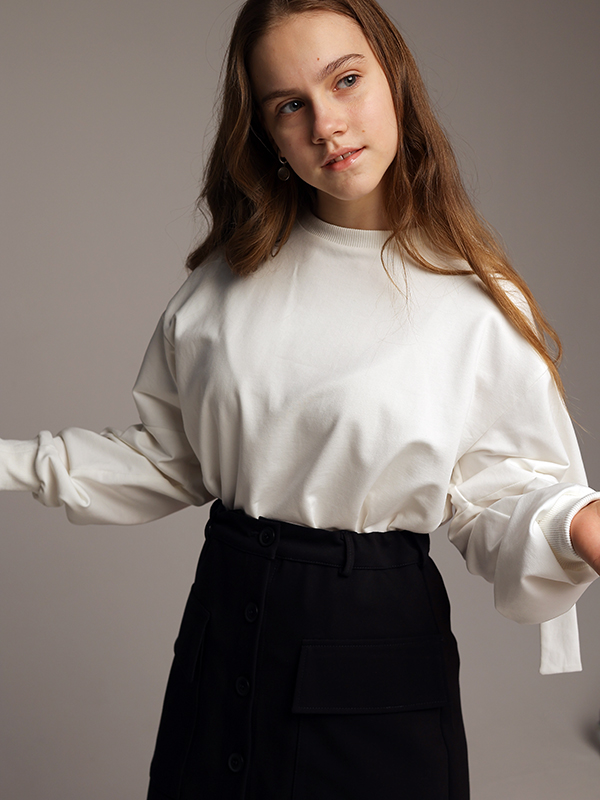 Бело-молочный лонгслив для девочки с бантами на рукавах