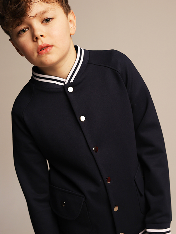Школьный бомбер из джерси с контрастными полосками на мальчика