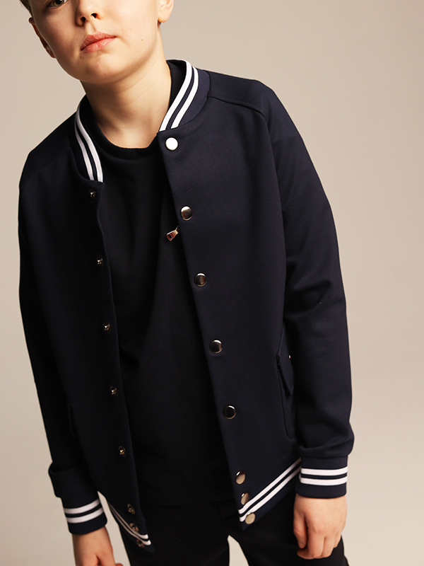 Школьный бомбер из джерси с контрастными полосками на мальчика