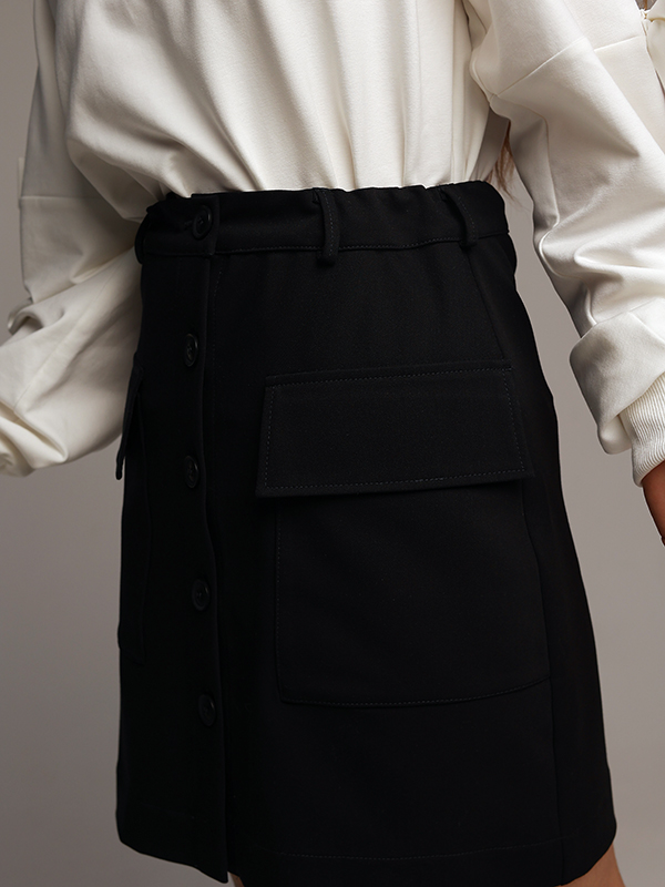Синяя школьная юбка-трапеция с накладными карманами с застежкой на пуговицах