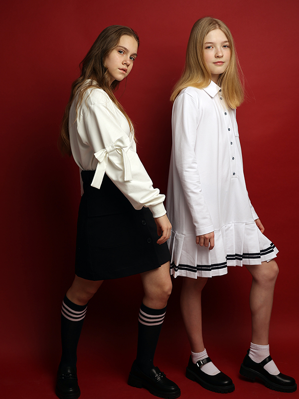 Синяя школьная юбка-трапеция с накладными карманами с застежкой на пуговицах