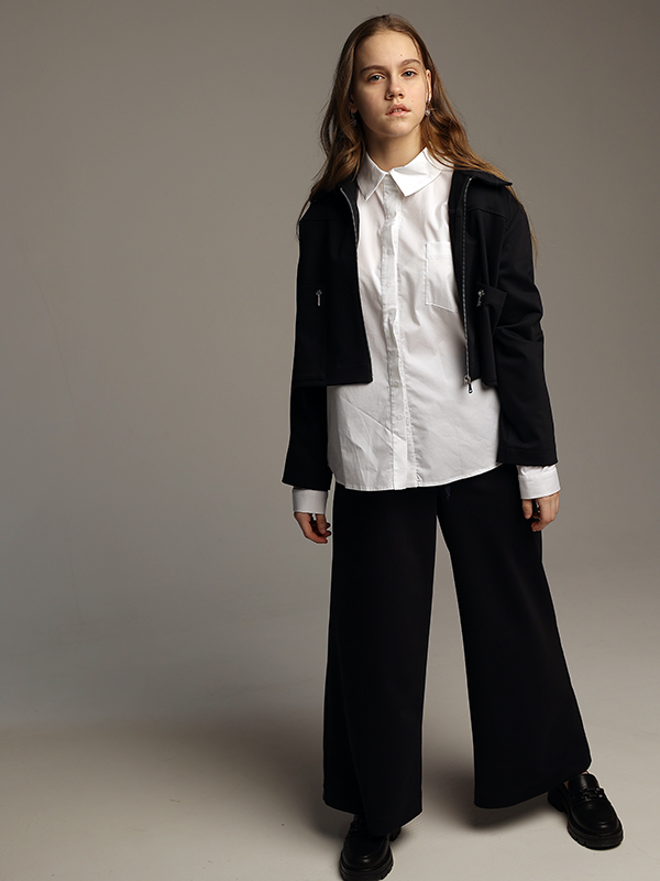 Укороченный школьный жакет на молнии с накладными карманами на девочку