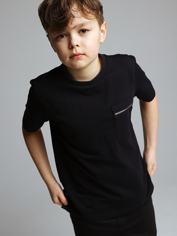 Темно-синяя футболка с карманом с молнией