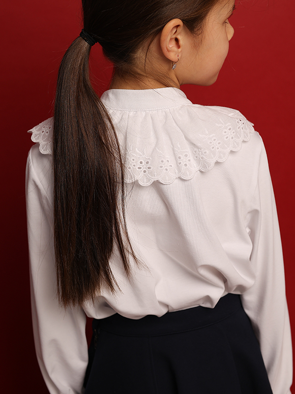 Нарядная белая трикотажная школьная блузка с рюшью-шитьем на воротнике