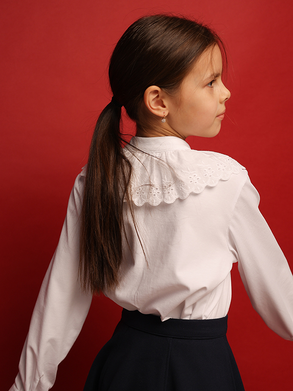 Нарядная белая трикотажная школьная блузка с рюшью-шитьем на воротнике
