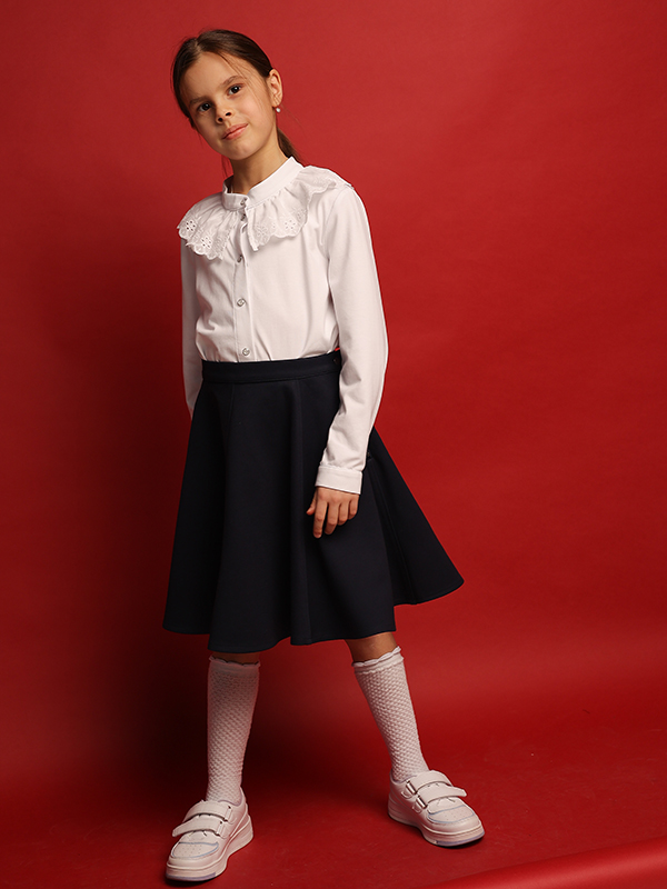 Нарядная белая трикотажная школьная блузка с рюшью-шитьем на воротнике