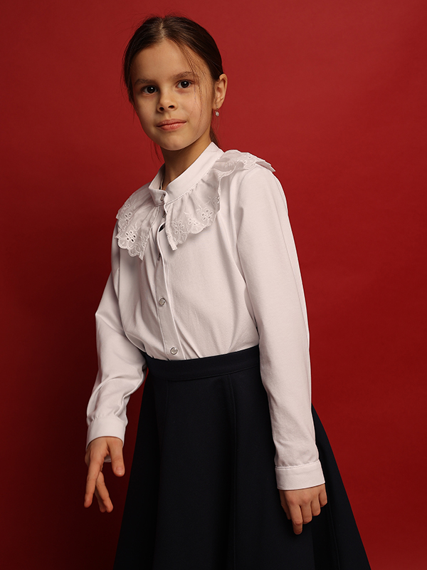 Нарядная белая трикотажная школьная блузка с рюшью-шитьем на воротнике