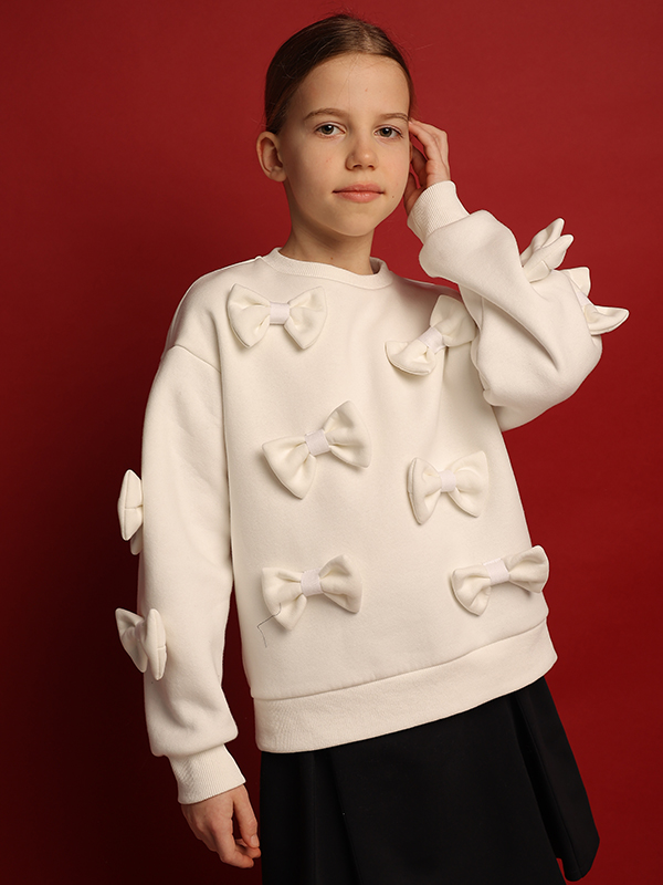 Бело-молочный нарядный свитшот с бантами на девочку