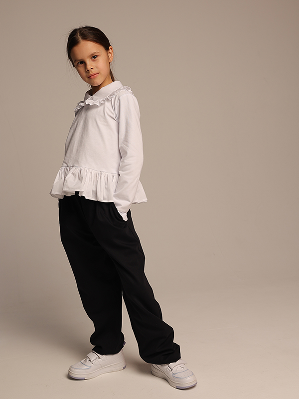 Комбинированная белая блузка из трикотажа и рубашечного хлопка с воланом-баской