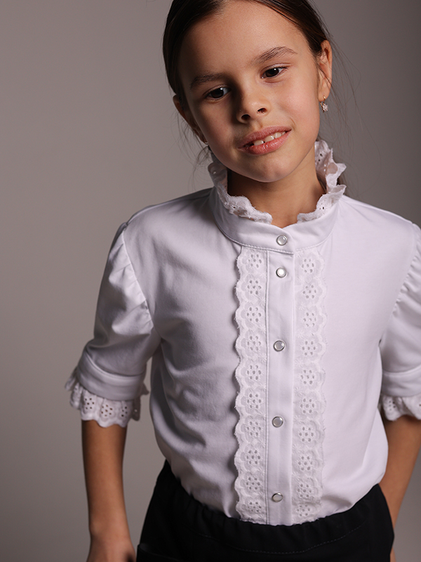 Белая нарядная трикотажная школьная блузка с коротким рукавом